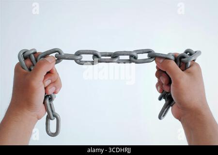 Die Hand des Mannes hält eine Kette isoliert auf weißem Hintergrund Stockfoto