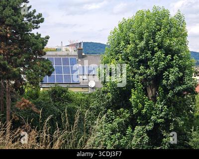 Solarpanel und Photovoltaik zur Erzeugung nachhaltiger Energie und Strom Solarpanel und Photovoltaik für nachhaltige Energie Stockfoto