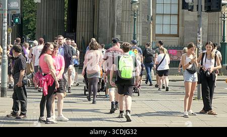 Edinburgh, Schottland, Großbritannien. August 2025. Wetter in Großbritannien: Die Temperaturen steigen in der Stadt, während Einheimische und Touristen sich während des Festivals auf der Royal Mile und im Princes Garden in der Sonne sonnen. Credit Gerard Ferry/Alamy Live News Stockfoto