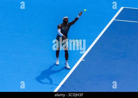 MASON, OH-AUG 13: Frances Tiafoe (USA) dient Holger Rune (nicht abgebildet) während der vierten Runde der Herren-Singles bei den Cincinnati Open 2025 im Lindner Family Tennis Center am 13. August 2025. Stockfoto