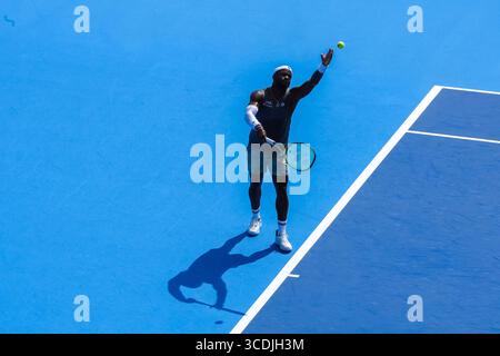 MASON, OH-AUG 13: Frances Tiafoe (USA) dient Holger Rune (nicht abgebildet) während der vierten Runde der Herren-Singles bei den Cincinnati Open 2025 im Lindner Family Tennis Center am 13. August 2025. Stockfoto
