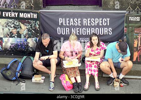 Edinburgh, Schottland, Großbritannien. August 2025. Wetter in Großbritannien: Die Temperaturen steigen in der Stadt, während Einheimische und Touristen sich während des Festivals auf der Royal Mile und im Princes Garden in der Sonne sonnen. Credit Gerard Ferry/Alamy Live News Stockfoto