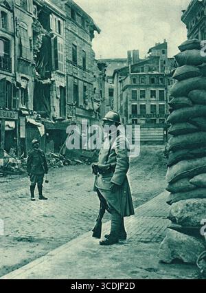 Straßenszene der Stadt Verdun nach dem deutschen Bombardement im 1. Weltkrieg 1916. Sandsäcke, Granate zertrümmert, aber immer noch in französischen Händen. Stockfoto