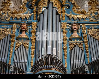 Toros Orgel verfügt über Zwillingsbüsten, die sich synchron zur Musik bewegen und die barocke Handwerkskunst in Zamora, Castilla y Leon, Spanien, zeigen. Stockfoto