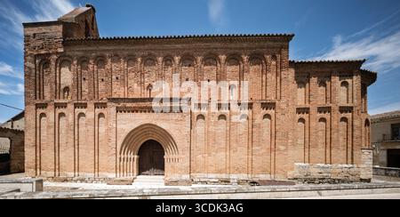 Die Kirche San Lorenzo El Real in Toro verfügt über markante rote Backsteinbögen und ein einzigartiges einschiffiges Schiff im Mudéjar-romanischen Stil. Stockfoto