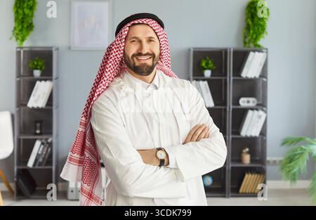 Porträt eines erfolgreichen arabischen Geschäftsmannes, der selbstbewusst im modernen Büro steht Stockfoto