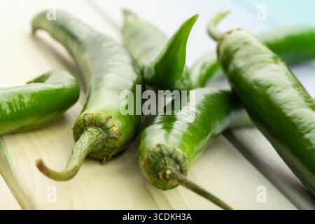 Grüner, heißer Chili-Pfeffer auf hölzernem Hintergrund Stockfoto