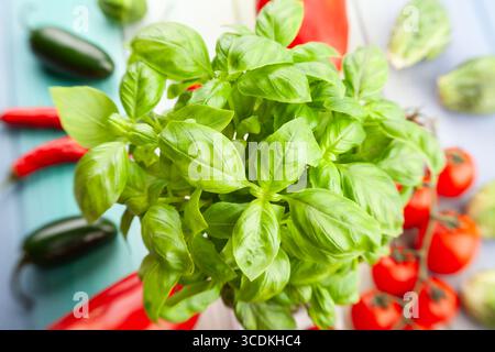 basilikum-Blätter-Gemüsemischung auf Holzhintergrund, Draufsicht Stockfoto