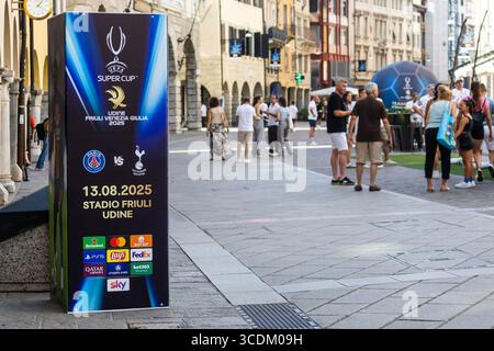 Udine, Italien, 13. August 2025: Das Stadtzentrum von Udine ist lebendig, und Fußballfans genießen ihre Zeit, um auf das Finale des europäischen Supercups PSG gegen Tottenh zu warten Stockfoto
