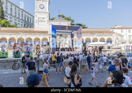 Udine, Italien, 13. August 2025: Pokale der Champions League, Europa League und des Superpokals im Stadtzentrum von Udine für Fußballfans Stockfoto