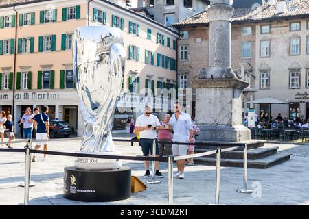 Udine, Italien, 13. August 2025: Riesige Nachbildung der UEFA-Supercup-Trophäe im Stadtzentrum von Udine während der Abschlussfeier 2025 Stockfoto