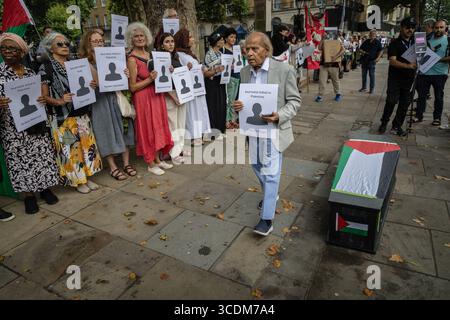 DOWNING STREET, LONDON, Großbritannien – 13. August 2025: Journalisten und Mitglieder der National Union of Journalists (NUJ) London Freelance Branch halten eine Mahnwache für Kollegen ab, die seit dem 7. Oktober 2023 in Gaza getötet wurden. Die Gedenkstätte außerhalb der Downing Street enthielt Reden von John McDonnell Parlamentsabgeordneten und NUJ-Generalsekretärin Laura Davison, die Vorlesung von 192 Journalisten-Namen, ein muslimisches Begräbnisgebet und einen stillen marsch entlang Whitehall und The Strand zum Palestine House, begleitet von einem Trommelschlag. Die Teilnehmer riefen die britische Regierung auf, Journalisten sicheren Zugang zum Gazastreifen zu fordern und eine Untersuchung des IStGH zu unterstützen Stockfoto