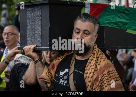 DOWNING STREET, LONDON, Großbritannien – 13. August 2025: Journalisten und Mitglieder der National Union of Journalists (NUJ) London Freelance Branch halten eine Mahnwache für Kollegen ab, die seit dem 7. Oktober 2023 in Gaza getötet wurden. Die Gedenkstätte außerhalb der Downing Street enthielt Reden von John McDonnell Parlamentsabgeordneten und NUJ-Generalsekretärin Laura Davison, die Vorlesung von 192 Journalisten-Namen, ein muslimisches Begräbnisgebet und einen stillen marsch entlang Whitehall und The Strand zum Palestine House, begleitet von einem Trommelschlag. Die Teilnehmer riefen die britische Regierung auf, Journalisten sicheren Zugang zum Gazastreifen zu fordern und eine Untersuchung des IStGH zu unterstützen Stockfoto