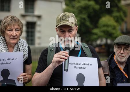 DOWNING STREET, LONDON, Großbritannien – 13. August 2025: Journalisten und Mitglieder der National Union of Journalists (NUJ) London Freelance Branch halten eine Mahnwache für Kollegen ab, die seit dem 7. Oktober 2023 in Gaza getötet wurden. Die Gedenkstätte außerhalb der Downing Street enthielt Reden von John McDonnell Parlamentsabgeordneten und NUJ-Generalsekretärin Laura Davison, die Vorlesung von 192 Journalisten-Namen, ein muslimisches Begräbnisgebet und einen stillen marsch entlang Whitehall und The Strand zum Palestine House, begleitet von einem Trommelschlag. Die Teilnehmer riefen die britische Regierung auf, Journalisten sicheren Zugang zum Gazastreifen zu fordern und eine Untersuchung des IStGH zu unterstützen Stockfoto