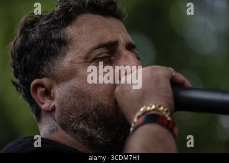 DOWNING STREET, LONDON, Großbritannien – 13. August 2025: Journalisten und Mitglieder der National Union of Journalists (NUJ) London Freelance Branch halten eine Mahnwache für Kollegen ab, die seit dem 7. Oktober 2023 in Gaza getötet wurden. Die Gedenkstätte außerhalb der Downing Street enthielt Reden von John McDonnell Parlamentsabgeordneten und NUJ-Generalsekretärin Laura Davison, die Vorlesung von 192 Journalisten-Namen, ein muslimisches Begräbnisgebet und einen stillen marsch entlang Whitehall und The Strand zum Palestine House, begleitet von einem Trommelschlag. Die Teilnehmer riefen die britische Regierung auf, Journalisten sicheren Zugang zum Gazastreifen zu fordern und eine Untersuchung des IStGH zu unterstützen Stockfoto