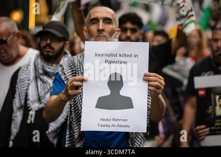 DOWNING STREET, LONDON, Großbritannien – 13. August 2025: Journalisten und Mitglieder der National Union of Journalists (NUJ) London Freelance Branch halten eine Mahnwache für Kollegen ab, die seit dem 7. Oktober 2023 in Gaza getötet wurden. Die Gedenkstätte außerhalb der Downing Street enthielt Reden von John McDonnell Parlamentsabgeordneten und NUJ-Generalsekretärin Laura Davison, die Vorlesung von 192 Journalisten-Namen, ein muslimisches Begräbnisgebet und einen stillen marsch entlang Whitehall und The Strand zum Palestine House, begleitet von einem Trommelschlag. Die Teilnehmer riefen die britische Regierung auf, Journalisten sicheren Zugang zum Gazastreifen zu fordern und eine Untersuchung des IStGH zu unterstützen Stockfoto