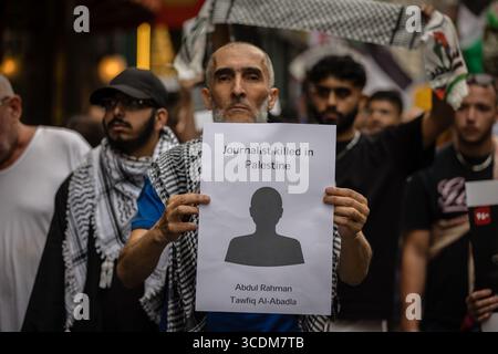 DOWNING STREET, LONDON, Großbritannien – 13. August 2025: Journalisten und Mitglieder der National Union of Journalists (NUJ) London Freelance Branch halten eine Mahnwache für Kollegen ab, die seit dem 7. Oktober 2023 in Gaza getötet wurden. Die Gedenkstätte außerhalb der Downing Street enthielt Reden von John McDonnell Parlamentsabgeordneten und NUJ-Generalsekretärin Laura Davison, die Vorlesung von 192 Journalisten-Namen, ein muslimisches Begräbnisgebet und einen stillen marsch entlang Whitehall und The Strand zum Palestine House, begleitet von einem Trommelschlag. Die Teilnehmer riefen die britische Regierung auf, Journalisten sicheren Zugang zum Gazastreifen zu fordern und eine Untersuchung des IStGH zu unterstützen Stockfoto