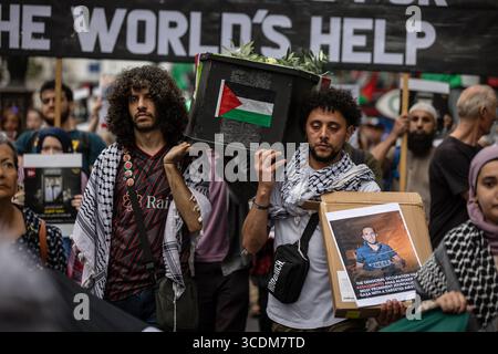 DOWNING STREET, LONDON, Großbritannien – 13. August 2025: Journalisten und Mitglieder der National Union of Journalists (NUJ) London Freelance Branch halten eine Mahnwache für Kollegen ab, die seit dem 7. Oktober 2023 in Gaza getötet wurden. Die Gedenkstätte außerhalb der Downing Street enthielt Reden von John McDonnell Parlamentsabgeordneten und NUJ-Generalsekretärin Laura Davison, die Vorlesung von 192 Journalisten-Namen, ein muslimisches Begräbnisgebet und einen stillen marsch entlang Whitehall und The Strand zum Palestine House, begleitet von einem Trommelschlag. Die Teilnehmer riefen die britische Regierung auf, Journalisten sicheren Zugang zum Gazastreifen zu fordern und eine Untersuchung des IStGH zu unterstützen Stockfoto