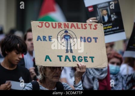 DOWNING STREET, LONDON, Großbritannien – 13. August 2025: Journalisten und Mitglieder der National Union of Journalists (NUJ) London Freelance Branch halten eine Mahnwache für Kollegen ab, die seit dem 7. Oktober 2023 in Gaza getötet wurden. Die Gedenkstätte außerhalb der Downing Street enthielt Reden von John McDonnell Parlamentsabgeordneten und NUJ-Generalsekretärin Laura Davison, die Vorlesung von 192 Journalisten-Namen, ein muslimisches Begräbnisgebet und einen stillen marsch entlang Whitehall und The Strand zum Palestine House, begleitet von einem Trommelschlag. Die Teilnehmer riefen die britische Regierung auf, Journalisten sicheren Zugang zum Gazastreifen zu fordern und eine Untersuchung des IStGH zu unterstützen Stockfoto