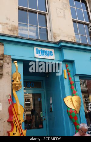 Edinburgh, Schottland 13. August 2025 das Büro Fringe auf der Royal Mile, dem größten Festival der darstellenden Künste der Welt, findet über drei Wochen im August in Edinburgh, Schottland (c)GED Noonan/Alamy statt Stockfoto