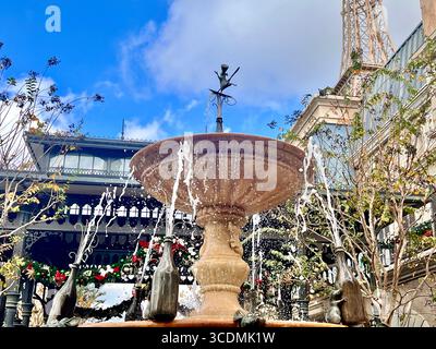 Der skurrile Remy Fountain im France Pavilion of Epcot, Walt Disney World, hat Champagnerflaschen, die Wasser herausschießen. Stockfoto
