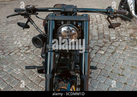 Nahaufnahme des Scheinwerfers bei schwarzem Motorrad. Elegantes, schwarzes Motorrad, Vorderansicht. Schweres, leistungsstarkes Motorrad. Hochwertige Fotos Stockfoto