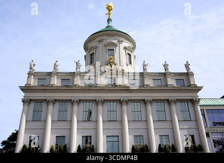 Das Alte Rathaus Potsdam ist ein Wahrzeichen im palladianischen Stil am Alten Marktplatz im historischen preußischen Stadtzentrum von Potsdam Stockfoto