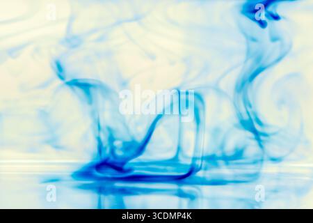 Abstrakte blaue Tinte Diffusion in Wasser Erstellen von weichen Flüssigkeitsmustern Stockfoto