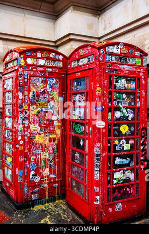 Graffiti-bedeckte Red British Phone-Kabinen in Urban London Stockfoto