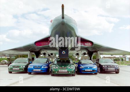 Die Fahrzeuge DER MG Rover Group 2002 wurden vor dem Avro Vulcan B2 XL426 am Flughafen Southend als Bestes britisches Thema ausgestellt. Stockfoto