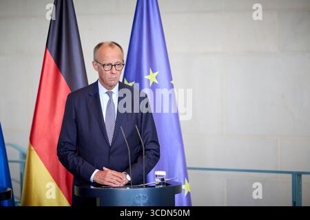 Berlin, Deutschland. August 2025. Bundeskanzler Friedrich Merz hört eine Frage während einer gemeinsamen Pressekonferenz mit dem ukrainischen Präsidenten Wolodymyr Zelenskyj im Kanzleramt am 13. August 2025 in Berlin. Das Briefing folgte auf ein virtuelles Gipfeltreffen mit europäischen Staats- und Regierungschefs und US-Präsident Donald Trump. Quelle: Pool Photo/Ukrainische Präsidentenpresse/Alamy Live News Stockfoto