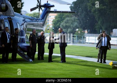 Berlin, Deutschland. August 2025. Der ukrainische Präsident Wolodymyr Zelenskyj, Zentrum, wird von Bundeskanzler Friedrich Merz, rechts, bei der Ankunft mit dem Hubschrauber im Kanzleramt am 13. August 2025 in Berlin begrüßt. Zelenskyy besucht ein virtuelles Gipfeltreffen mit europäischen Staats- und Regierungschefs und US-Präsident Donald Trump. Quelle: Pool Photo/Ukrainische Präsidentenpresse/Alamy Live News Stockfoto