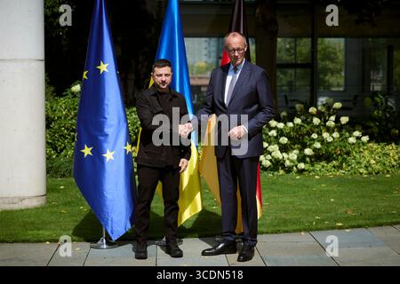 Berlin, Deutschland. August 2025. Der ukrainische Präsident Wolodymyr Zelenskyj, links, schüttelt bei der Ankunft im Bundeskanzleramt am 13. August 2025 in Berlin die Hand mit dem deutschen Bundeskanzler Friedrich Merz. Zelenskyy besucht ein virtuelles Gipfeltreffen mit europäischen Staats- und Regierungschefs und US-Präsident Donald Trump. Quelle: Pool Photo/Ukrainische Präsidentenpresse/Alamy Live News Stockfoto