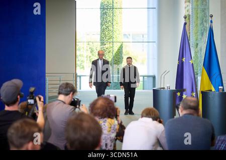Berlin, Deutschland. August 2025. Der ukrainische Präsident Wolodymyr Zelenskyj (rechts) und der deutsche Bundeskanzler Friedrich Merz (links) kommen zu einer gemeinsamen Pressekonferenz im Bundeskanzleramt am 13. August 2025 in Berlin. Das Briefing folgte auf ein virtuelles Gipfeltreffen mit europäischen Staats- und Regierungschefs und US-Präsident Donald Trump. Quelle: Pool Photo/Ukrainische Präsidentenpresse/Alamy Live News Stockfoto