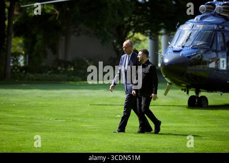 Berlin, Deutschland. August 2025. Der ukrainische Präsident Wolodymyr Zelenskyj, rechts, wird von Bundeskanzler Friedrich Merz, links, bei der Ankunft mit dem Hubschrauber zum Bundeskanzleramt am 13. August 2025 in Berlin begleitet. Zelenskyy besucht ein virtuelles Gipfeltreffen mit europäischen Staats- und Regierungschefs und US-Präsident Donald Trump. Quelle: Pool Photo/Ukrainische Präsidentenpresse/Alamy Live News Stockfoto