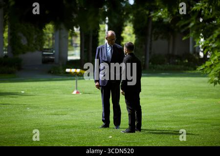 Berlin, Deutschland. August 2025. Der ukrainische Präsident Wolodymyr Zelenskyj, rechts, wird von Bundeskanzler Friedrich Merz, links, bei der Ankunft mit dem Hubschrauber zum Bundeskanzleramt am 13. August 2025 in Berlin begleitet. Zelenskyy besucht ein virtuelles Gipfeltreffen mit europäischen Staats- und Regierungschefs und US-Präsident Donald Trump. Quelle: Pool Photo/Ukrainische Präsidentenpresse/Alamy Live News Stockfoto