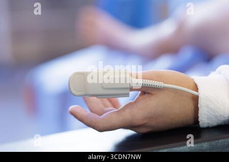 Detailansicht des Fingertipp-Pulsoximeters zur Messung der Sauerstoffsättigung im Krankenhaus zur medizinischen Überwachung Stockfoto