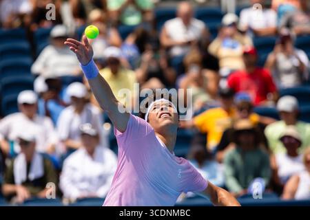 MASON, OHIO – 13. AUGUST: Ben Shelton aus den USA spielt am 7. Tag der Cincinnati Open im Lindner Family Tennis Center am 13. August 2025 in Mason, Ohio, gegen Roberto Bautista Agut aus Spanien. (Foto: Mauricio Paiz) Stockfoto