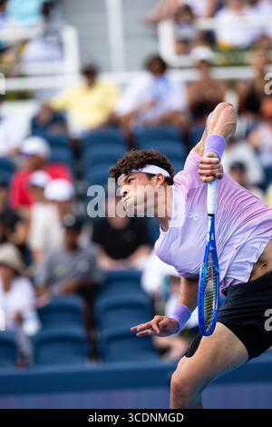 MASON, OHIO – 13. AUGUST: Ben Shelton aus den USA spielt am 7. Tag der Cincinnati Open im Lindner Family Tennis Center am 13. August 2025 in Mason, Ohio, gegen Roberto Bautista Agut aus Spanien. (Foto: Mauricio Paiz) Stockfoto