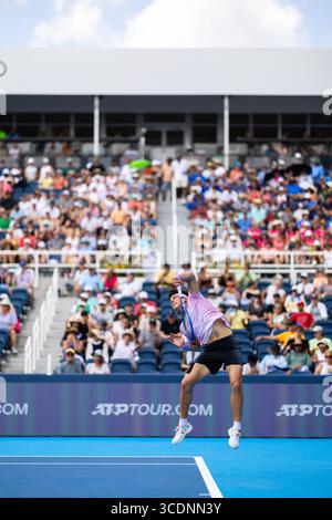 MASON, OHIO – 13. AUGUST: Ben Shelton aus den USA spielt am 7. Tag der Cincinnati Open im Lindner Family Tennis Center am 13. August 2025 in Mason, Ohio, gegen Roberto Bautista Agut aus Spanien. (Foto: Mauricio Paiz) Stockfoto