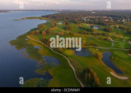 Blick aus der Vogelperspektive auf den Golfplatz bei Sonnenuntergang in der Nähe von Riga, Lettland Stockfoto