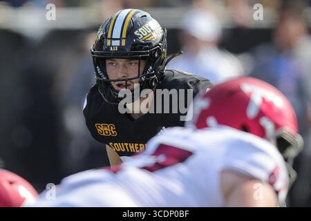 25. NOVEMBER 2021: Der Linebacker Swayze Bozeman (28) der Southern Miss Golden Eagles (28) schaut während eines College-Football-Spiels zwischen den Southern Miss Golden Eagles und den Troy Trojans im M.M. Roberts Stadium in Hattiesburg, Mississippi, ins Hinterfeld der TrojansÕ. Bobby McDuffie/CSM (Kreditbild: Stockfoto