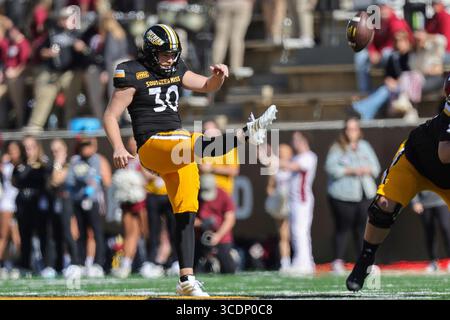 25. NOVEMBER 2021: Der South Miss Golden Eagles Place Kicker Bryce Lofton (30) schlägt während eines College-Football-Spiels zwischen den Southern Miss Golden Eagles und den Troy Trojans im M.M. Roberts Stadium in Hattiesburg, Mississippi. Bobby McDuffie/CSM (Kreditbild: Stockfoto