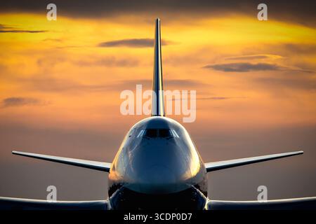 Silhouette der Silk Way West Airlines Boeing 747-4R7F Frachtflugzeug Nase und Heck bei Sonnenuntergang, Flughafen Barcelona-El Prat, Spanien. Stockfoto