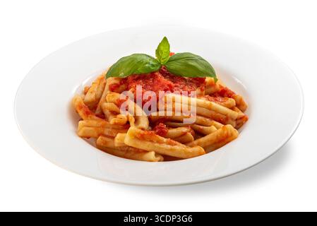 Caserecce italienische Makkaroni-Pasta mit roter Tomatensauce und frischen Basilikumblättern auf einer weißen Platte isoliert auf weiß mit Schnittpfad Stockfoto