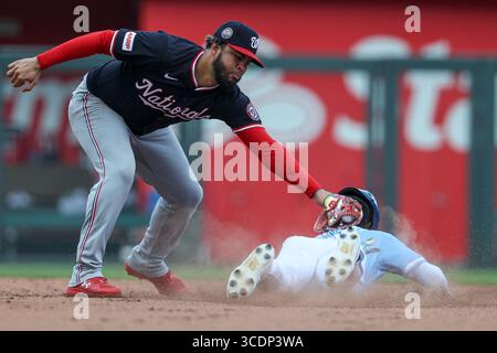 13. August 2025: Kansas City Royals zweiter Baseman Tyler Tolbert (2) besiegt den zweiten Baseman Luis Garcia Jr. (2), der beim achten Inning im Kauffman Stadium in Kansas City, MO, den zweiten Baseman der Washington Nationals stiehlt. David Smith/CSM Stockfoto
