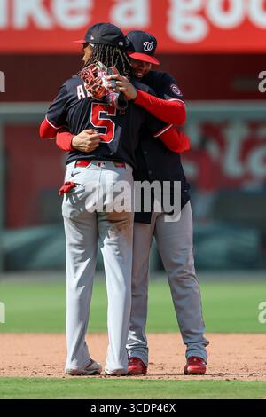 13. August 2025: Washington Nationals Shortstop CJ Abrams (5) und Washington Nationals Second Baseman Luis Garcia Jr. (2) feiern ihren Sieg über die Kansas City Royals im Kauffman Stadium in Kansas City, MO. David Smith/CSM Stockfoto