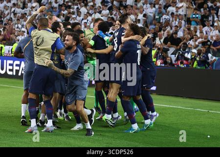 Udine, Italien. August 2025. Die Spieler von Paris Saint-Germain FC feiern am 13. August 2025 im Stadio Friaul im UEFA Supercup-Finale 2025 in Udine, Italien. Quelle: Marco Canoniero/Alamy Live News Stockfoto
