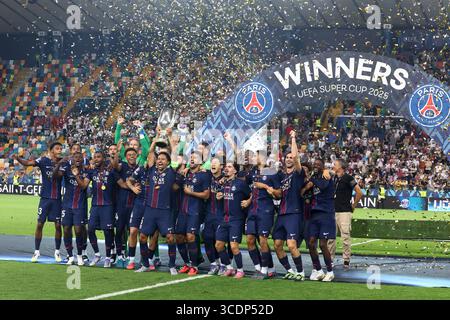 Udine, Italien. August 2025. Die Spieler von Paris Saint-Germain FC feiern am 13. August 2025 im Stadio Friaul im UEFA Supercup-Finale 2025 in Udine, Italien. Quelle: Marco Canoniero/Alamy Live News Stockfoto