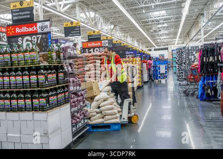 Miami Florida, NW 79th Street, Walmart Big-Box, Discount Kaufhaus Shopping, Inneneinrichtung, Lebensmittelgeschäft Supermarkt, Angestellter Mann Erwachsene männlich Stockfoto